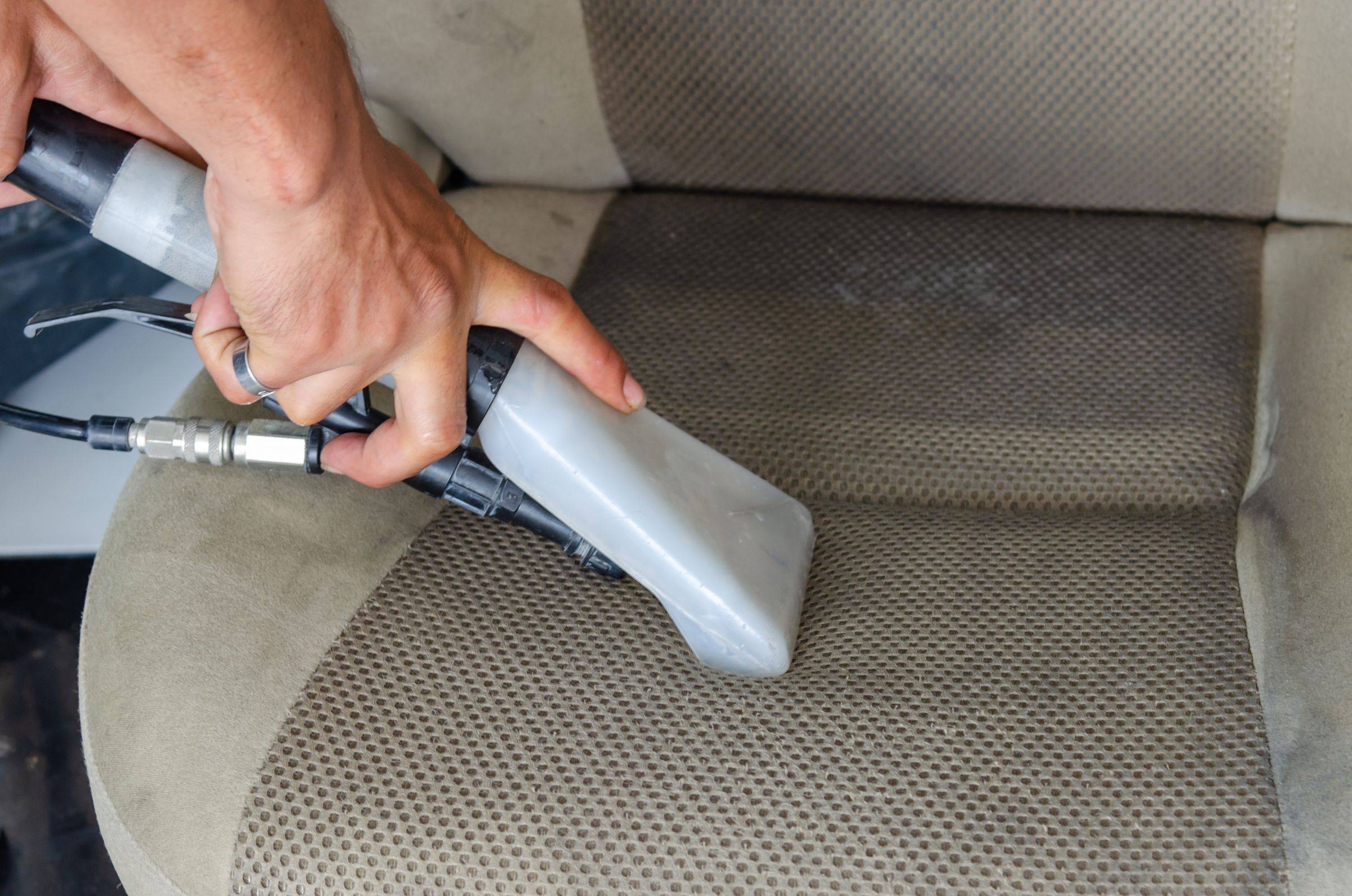 Petit aspirateur à main dans une voiture